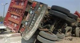 انقلاب سيارة نقل بمقطورة محملة بمواد دون إصابات في الطالبية