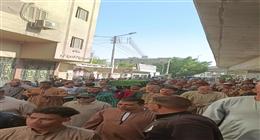 «الأثر الطيب لا يموت».. مشهد مؤثر لطلاب يودعون محفظ القرآن الراحل في قنا (صور) 