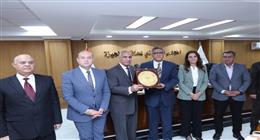 محافظ الجيزة يكرّم رئيس شركة مياه الشرب الأسبق تقديرا لاسهاماته 