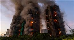 ارتفاع قتلى حريق ناطحات سحاب هونج كونج إلى 83 شخصا.. والحرائق مستمرة