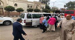 محافظ الدقهلية يتابع التزام السائقين بالتعريفة الجديدة في موقف سندوب بالمنصورة