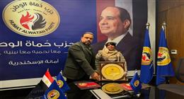 كرامة المعلم خط أحمر.. «حماة الوطن» يكرم المعلمة المعتدى عليها بالإسكندرية