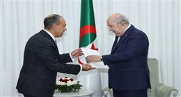 وزير الخارجية يلتقي الرئيس الجزائري ويسلمه رسالة من الرئيس السيسي