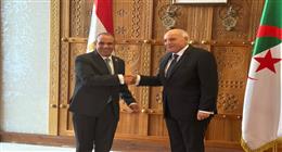 وزير الخارجية يلتقي نظيره الجزائري لبحث العلاقات الثنائية