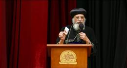 احتفالا باليوبيل الذهبي لدفعته في صيدلة الإسكندرية.. البابا تواضروس يهدي الكهنة «كيس أدوية»