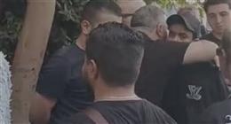 انهيار ابن السيناريست أحمد عبدالله خلال تشييع جثمان والده إلى مثواه الأخير
