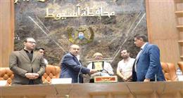 محافظ أسيوط يكرم المهندس حسن يونس تقديرا لإسهاماته في تطوير ميادين المدينة