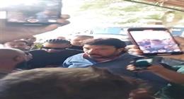 وصول زوجة محمد رمضان وأبنائه إلى مسجد مصطفى محمود استعدادا لتشييع جثمان والده 