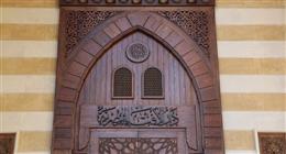 حكم توزيع الصدقات عند زيارة المقابر وهبة ثوابها للمتوفى.. حلال أم حرام؟