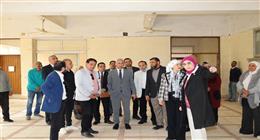 رئيس جامعة المنيا يتفقد متحف الفن الحديث للاحتفال باليوبيل الذهبي