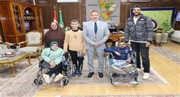 محافظ المنوفية يصرف مساعدات مالية وكراس متحركة لحالتين من ذوي الهمم