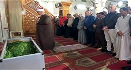 كان نموذجا للاجتهاد والإخلاص.. محافظ بني سويف يؤدي صلاة الجنازة على عامل نظافة ببني هارون