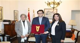 وزير الثقافة يستقبل سلوى بكر ويهديها درع الوزارة احتفاء بفوزها بجائزة البريكس 