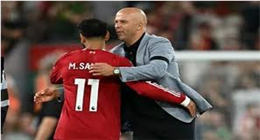 الكشف عن محادثة خاصة مع محمد صلاح وسط تضامن غرفة الملابس.. ماذا قال نجوم الفريق؟