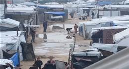 مشاهد توثق غرق خيام أهالي غزة بسبب منخفض جوي.. «كأنهم عايشين في بحر»