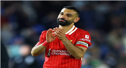  رد فعل مفاجئ من جمهور ليفربول عند نزول محمد صلاح أرض الملعب