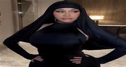 كاردي بي بالحجاب لأول مرة في السعودية.. ما سر تكرار جملة «السلام عليكم»؟