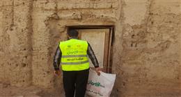 عضو التحالف الوطني توزع بطاطين على غير القادرين في الفيوم ضمن «ستر ودفا»