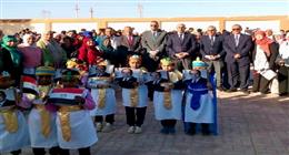 وزير التعليم ومحافظ أسوان يشاركان طلاب مدرسة في طابور الصباح