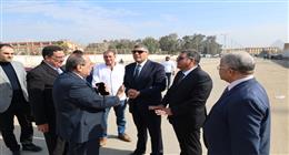 محافظ الجيزة يعاين الموقع المقترح لإقامة سوق اليوم الواحد بهضبة الأهرام