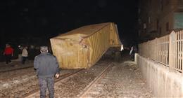 القصة الكاملة لسقوط صناديق حاوية من قطار بضائع في طوخ (صور)