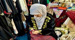 من مشغل الهلال الأحمر إلى معرض تراثنا.. نجلاء تستعرض التراث السيناوي بالإبرة والخيط 