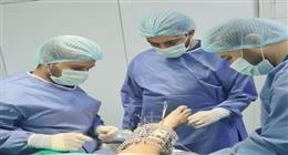 فريق طبي بمستشفى أبوقرقاص ينجح في أول عملية تثبيت خارجي بجهاز «إليزاروف» 
