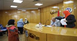 محافظ المنيا يوجه بصرف إعانات مالية ومساعدات لعدة حالات إنسانية