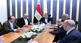 رئيس الوزراء يستعرض مع وزير الطيران استراتيجيات تطوير شركة مصر للطيران