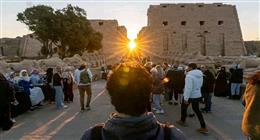 عبقرية لا تموت.. سياح من كل أنحاء العالم يحتفلون بتعامد الشمس على قدس الأقداس في معبد الكرنك