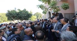 لفتة إنسانية لمحافظ المنيا خلال لقائه مع المواطنين