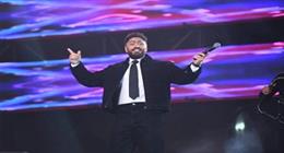 «مفيش حاجة تتاكل كله ورد».. أبرز لقطات أول حفل لتامر حسني بعد أزمته الصحية