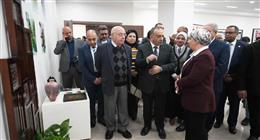 محافظ أسيوط يفتتح معرض «الشفرة»  لدعم طلاب الفنون التطبيقية