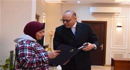 عاجل| وزير العمل يوفر إعانة مالية و فرصة عمل لصاحبة الفيديو المتداول بشأن التخلي عن أبنائها الأربعة