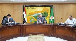 محافظ الفيوم يناقش مقترح خطة رصف الطرق للعام المالي المقبل 