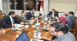 وزير الإسكان يتابع مع ممثلي «الوطنية الطرق» تنظيم الإعلانات واللافتات بمحاور المدن الجديدة