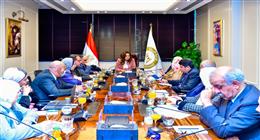 القائم بأعمال وزير البيئة تناقش مخرجات المؤتمرات الدولية مع الفرق التفاوضية