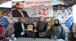 محافظ المنيا يدعم مزارعي المدرسة الحقلية بتقاوي ومشروعات إنتاجية