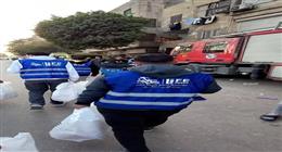 عضو التحالف الوطني توزع وجبات غذائية وألحفة على المتضررين من انهيار عقار إمبابة
