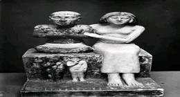 من رمال الجيزة إلى المتحف الكبير.. رحلة تمثال يجسد الحب وعظمة الفن المصري القديم