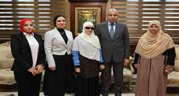 محافظ المنيا يكرم الطالبة «فاطمة» ابنة مدرسة النور للمكفوفين تقديرا لتميزها