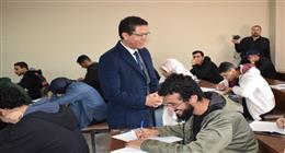 رئيس جامعة بنها يتابع سير امتحانات الفصل الدراسي الأول بكلية الهندسة في شبرا 