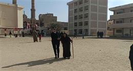 الشرطة النسائية تساعد كبار السن وتوصلهم إلى لجانهم الانتخابية في الفيوم