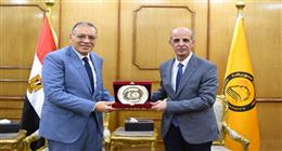 جامعة بني سويف تكرم الدكتور ممدوح غراب محافظ الشرقية السابق لدوره في تطوير التعليم