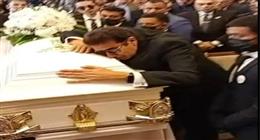الفنان هاني رمزي ينهار من البكاء في جنازة والدته