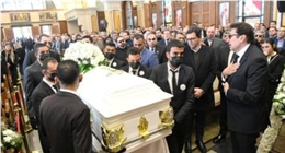 مش قادر يسيب النعش.. انهيار هاني رمزي أثناء خروج جثمان والدته عقب صلاة الجنازة (فيديو)