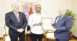 «عم طارق».. بطل على شريط مزلقان