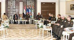 وزير الدفاع ورئيس أركان حرب القوات المسلحة يبحثان تعزيز التعاون العسكري مع عدد من الدول