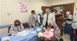 فحص 1000 طفل وتجهيز 240 حالة للعمليات الجراحية ضمن قافلة جامعة أسوان الطبية