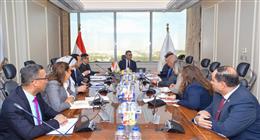 وزير التموين يبحث تطوير البنية التحتية لتخزين الحبوب مع رئيس شركة عالمية